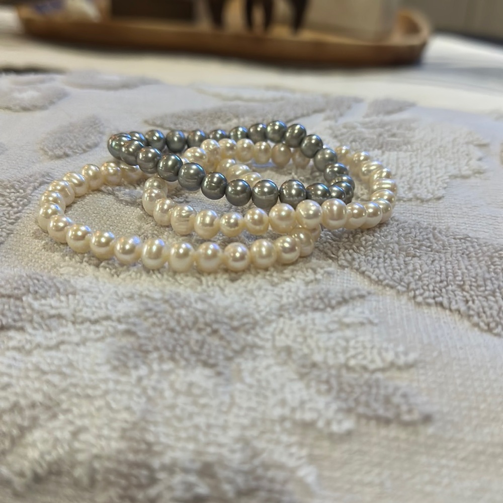 Macy’s 3-Pc.Set White/Gray/Peacock Cultured Freshwater Pearl Stretch Brac…